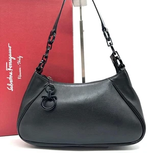 Auténtico bolso de hombro Salvatore Ferragamo Gancini de cuero negro - Imagen 1 de 10
