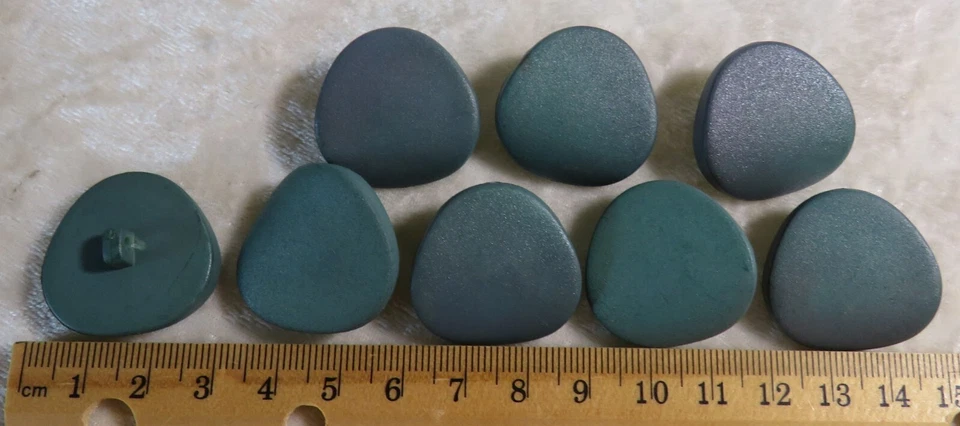 8 Interesting Triangular 26 mm Green Shank Buttons - Image 1 of 1