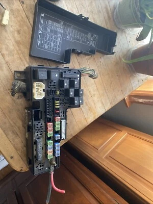 DODGE DAKOTA 3,9 Л ГРУЗОВИК ГЛАВНЫЙ ПРЕДОХРАНИТЕЛЬ КОРОБКА МОТОРНОГО ОТСЕКА МОДУЛЬ P56049541AD OEM матч # - Изображение 1 из 4