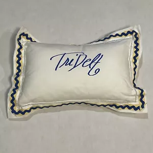 Hecho a mano? Almohada de lanzamiento bordada oro azul Tri Delta Delta Sorority - Imagen 1 de 3