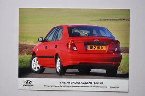 Foto de prensa de coche - Hyundai Accent 1.3 GSI 2003 - rojo - vista trasera/lateral - Imagen 1 de 1
