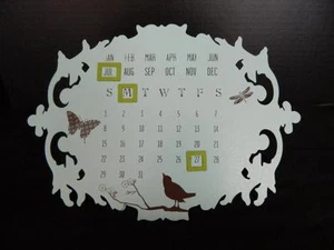 Colección Paula Prass Calendario Perpetuo Libélula Nuevo en Caja Demdaco Retirado Magnético - Imagen 1 de 3