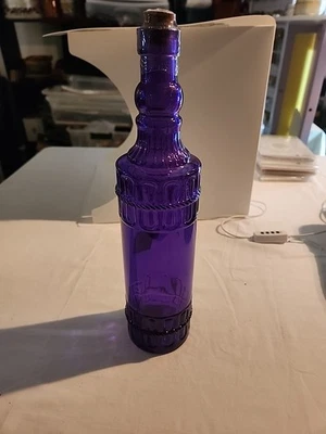 BOTELLA CON CORCHO EN MORADO CON DISEÑO DE CADENA ELEVADA SUPERIOR E INFERIOR 12" NUEVA Foto 1 de 3