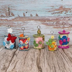 PICK ONE portafoto fatto a mano con fiori, glitter e una bobina di filo di legno vintage - Foto 1 di 11