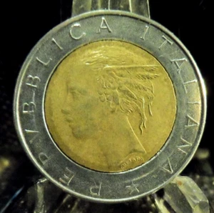 CIRCULATED 1982 500 LIRE ITALIAN COIN(72419) - Picture 1 of 6