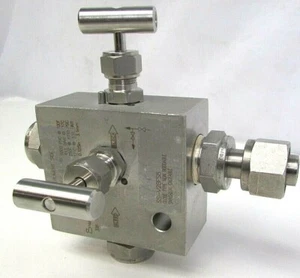 Bloque de instrumentos de 2 válvulas Swagelok y colector de sangrado SS-V2BFS8 acero inoxidable - Imagen 1 de 3
