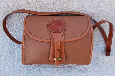Bolsa de Ombro Dooney and Bourke Grande Essex ~ Sela e Bronzeado Britânico ~ EUA - Imagem 1 de 4