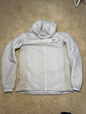Sudadera con Capucha Arc'teryx Atom SL Hombre Pequeña Solitude (Blanco) - Excelente Estado Foto 1 de 4