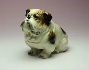 Estatuilla de porcelana tricolor Bulldog Inglés Sentado Gruñón Perro Caído Japón NUEVA - Imagen 1 de 10