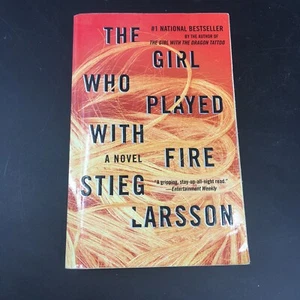 The Girl Who Played with Fire (Millennium Series) - Paperback  #1 Best Seller  - Bild 1 von 6
