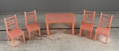 Juego de muebles de mesa y 4 sillas de plástico vintage para casa de muñecas Hong Kong Foto 1 de 4