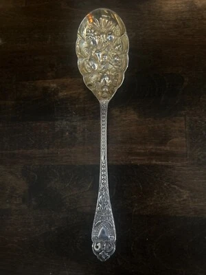 Cuchara para servir Sheffield England Berry & Fruit plateada, 9" de largo Foto 1 de 2