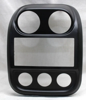 2010-2017 JEEP COMPASS PATRIOT PAINEL CENTRAL MOLDURA DE RÁDIO PRETA FABRICANTE DE EQUIPAMENTO ORIGINAL 1PL231DVAB EXCELENTE ESTADO USADO - Imagem 1 de 4