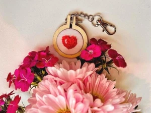 Red heart, embroidered hoop keychain, hand-embroidered, small wooden collar,... - Picture 1 of 3