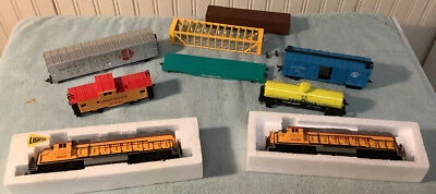 VINTAGE BACHMANN HO TRAIN SET LOCOMOTIVE AND DUMMY 5 CARS TAIWAN HONG KONG - Image 1 of 4