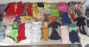 Riesiges Konvolut - 60er Jahre + Mattel Barbie Kleidung und Zubehör, Kleider - lesen - Bild 1 von 13