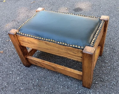 Antiguo taburete Mission de cuero con pie superior Foto 1 de 4