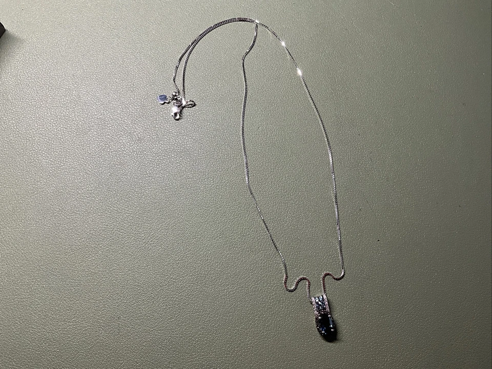"Colgante de topacio azul de oro blanco de 14 quilates y cadena ajustable de 21"""  Foto 1 de 4