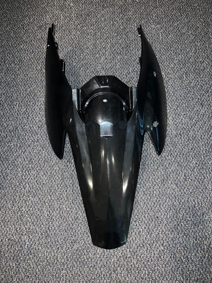 Paneles laterales de guardabarros trasero Polisport negros como nuevos para KTM 125, 200 y más Foto 1 de 1