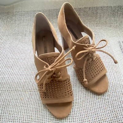 Tacones con cordones Tahari Megyn en color tostado 7,5B  Foto 1 de 4