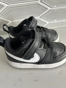 Nike Kleinkind Court Borough Low 2 in schwarz/weiß Größe 6C BQ5453-002 UNBEDINGT ANSEHEN - Bild 1 von 5