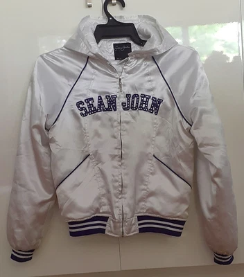 Muy Bonita Chaqueta SEAN JOHN Blanca Satén Capucha Recortada Logo Manga Larga Bolsillos Foto 1 de 4