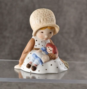 Holly Hobbie Miniature Girl With Rag Doll Figurine Vintage 2.5” Very Good - Bild 1 von 7