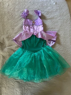 Vestido fantasia Disney princesa Ariel pequena sereia usado tamanho M (7-8) - Imagem 1 de 4