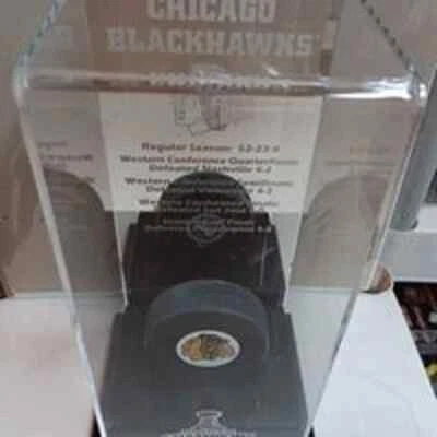 Chicago Blackhawks 2010 Stanley Cup Championship Puck Display with Puck NHL - Imagem 1 de 4