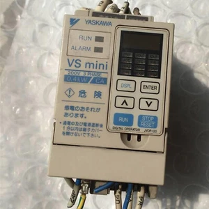 1 Stück gebrauchter Yaskawa Wechselrichter 0,4KW 220V CIMR-XCAA20P4 Spot Lager #HL - Bild 1 von 3