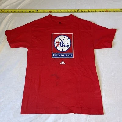 Camisa Philadelphia 76ers Adulto Adidas Talla Grande Logo NBA Gráfico Roja Foto 1 de 4