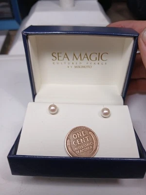 Aretes de perlas mágicas de mar Mikimoto de oro blanco de 14K con caja Foto 1 de 4