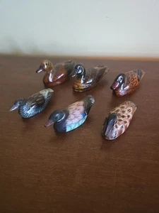 Lote de 6 estatuillas de pato de madera talladas a mano en miniatura pintadas arte popular señuelo - Imagen 1 de 8