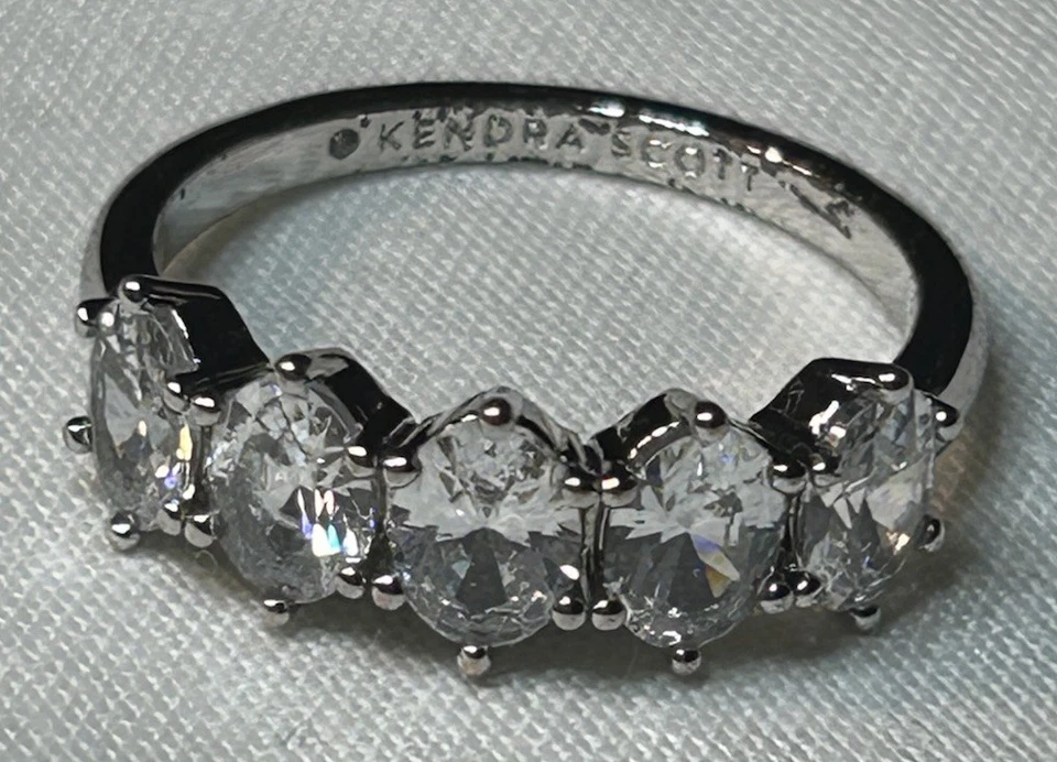 Кольцо с надписью Kendra Scott из пяти прозрачных стеклянных хрустальных камней серебристое размер 9 - Изображение 1 из 4