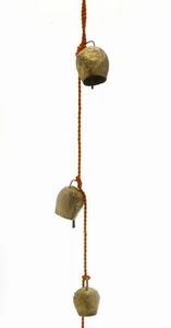 Campanas de hojalata en forma de cúpula con golpeador de metal en cable de 25" de largo - Imagen 1 de 1