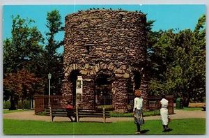 Postal cromada de colección Newport Rhode Island RI famosa antigua Stone Mill años 50 - Imagen 1 de 2