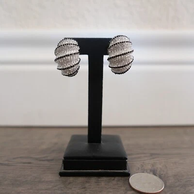 JOAN BOYCE 银色黑色和白色铺面水晶夹 - 耳环 — 第 1/4 张图片