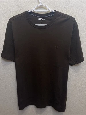 Camiseta masculina DKNY pequena marrom escura manga curta gola redonda nova com etiquetas $39.50 - Imagem 1 de 4
