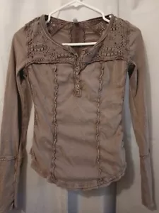 Free People Shell Lace Henley T-Shirt Top XS braun weinrot U-Ausschnitt Gold Coast LS - Bild 1 von 8