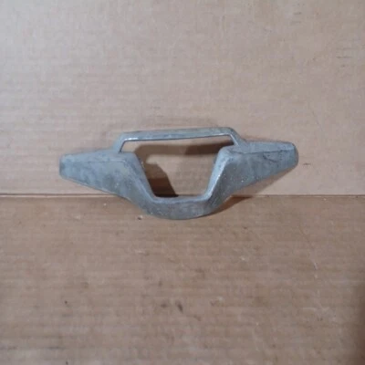 Studebaker Champion & Commander 1952 adorno capucha emblema parte # 296391 Foto 1 de 4