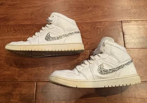 Größe 10,5 - Jordan 1 Mid Triple White - 554724-130 Bedazzled Side gebraucht - Bild 1 von 6