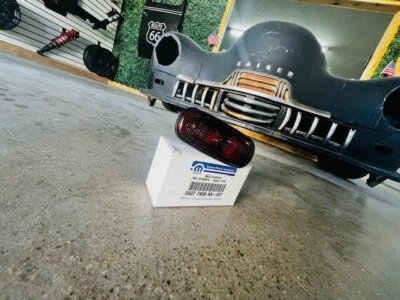 1 - Original 2003-2009 Dodge Ram 3500 rojo guardabarros marcador lámpara OEM Mopar 55077458AA Foto 1 de 3