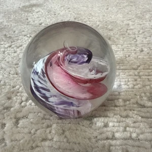 Mascota pisapapeles Selkirk Glass Scotland soplado a mano 02 rosa blanco púrpura remolino - Imagen 1 de 11