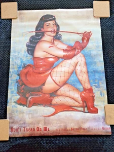 Póster Bettie Page - Don't Tread on Me - Obra de arte de Olivia De Berardini - Forma casi nueva - Imagen 1 de 8