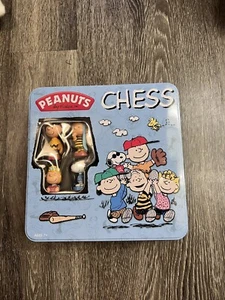 Snoopy Charlie Brown peanuts gang chess set in RARE BLUE TIN! - Picture 1 of 6