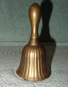 ALTE VINTAGE HERGESTELLT IN INDIEN MESSING METALL SCHULGLOCKE HANDGLOCKE 4-3/4" HOCH 5 Unzen - Bild 1 von 5