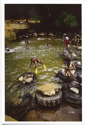 Niños nadando, Cocody, Costa de Marfil, 1990 - Foto original de José Nicolas Foto 1 de 3