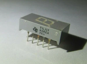 TIL 317 - TEXAS INSTRUMENTS- AMBER ALPHANUMERIC LED - COMMON CATHODE RARE--(New) - Foto 1 di 4