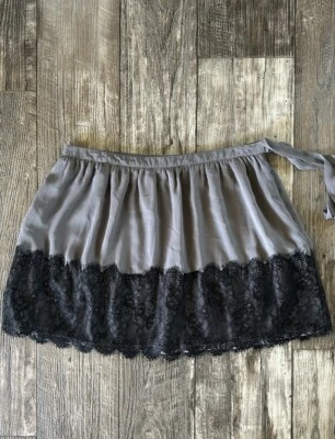 Falda LC Lauren Conrad gris con dobladillo de encaje negro con corbata lateral, talla 8 Foto 1 de 4