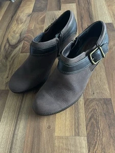 Clarks Artisan Brown Leather Booties Low Heel, Side Zip & Buckle Boots Sz 8.5 - Bild 1 von 8